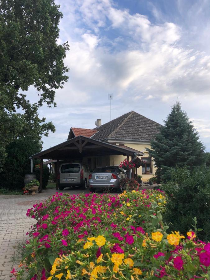 Apartmánové ubytovanie POD DUBOM Polny Kesov Exteriér fotografie